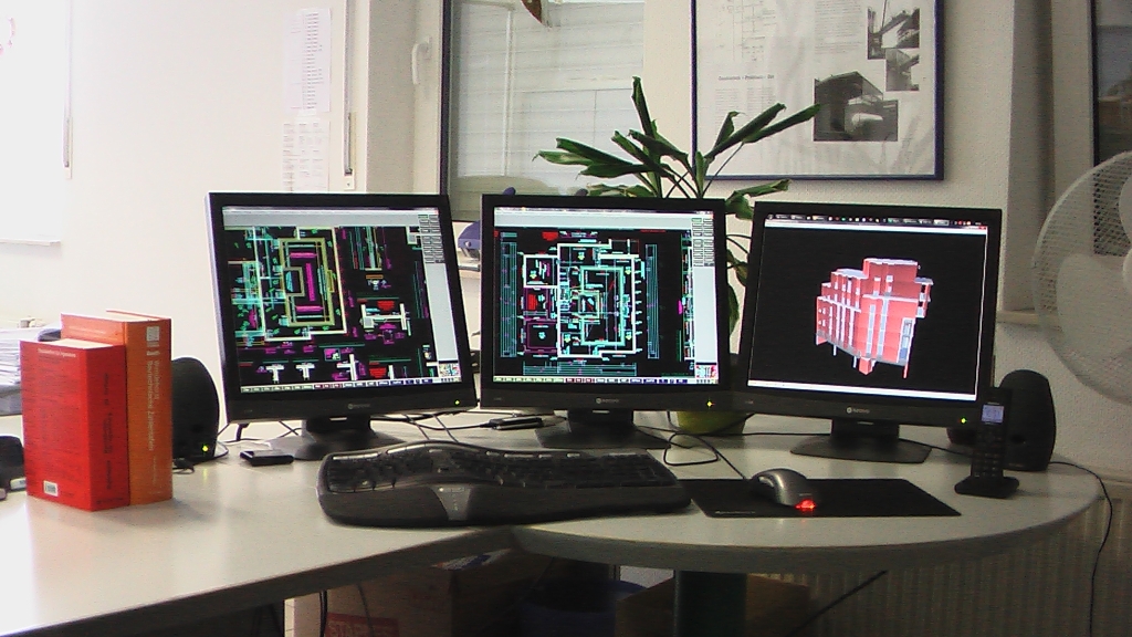 Bauzeichner Arbeitsplatz mit CAD Software (2012)